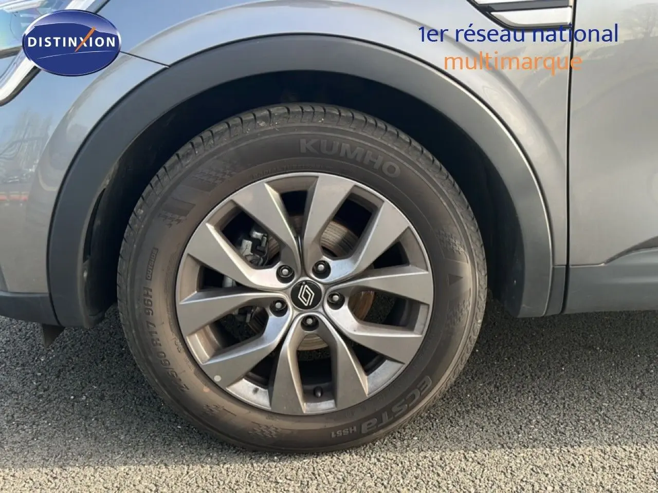 Gros plan sur la roue avant droite d’un Renault Arkana gris satin métal avec jante alliage distinctive.