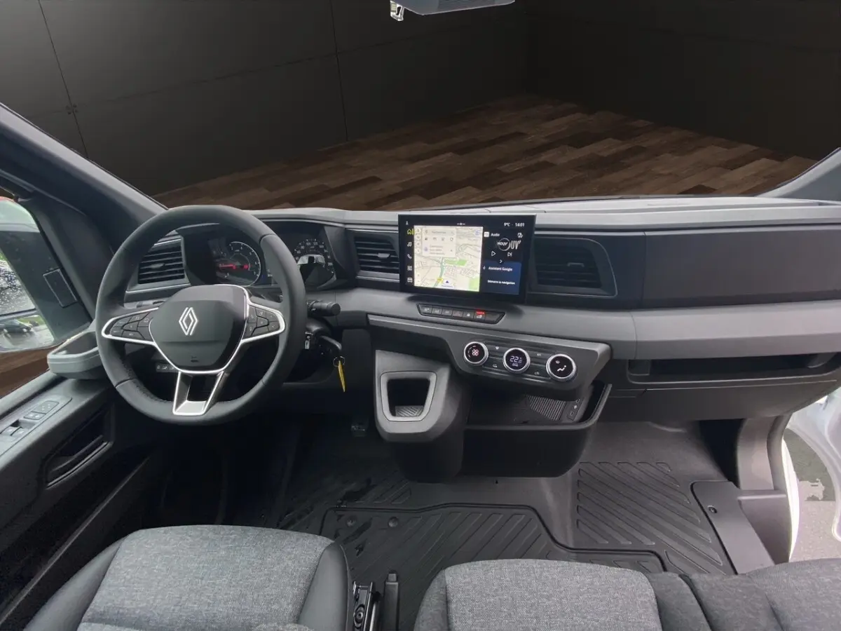 Vue intérieure avant du Renault Master blanc 2026, tableau de bord moderne avec écran tactile et volant multifonctions.