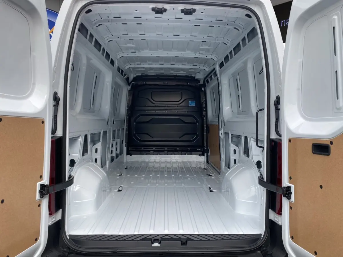 Vue arrière du Renault Master blanc 2026, montrant l'intérieur vide et spacieux avec portes ouvertes et cloison noire.