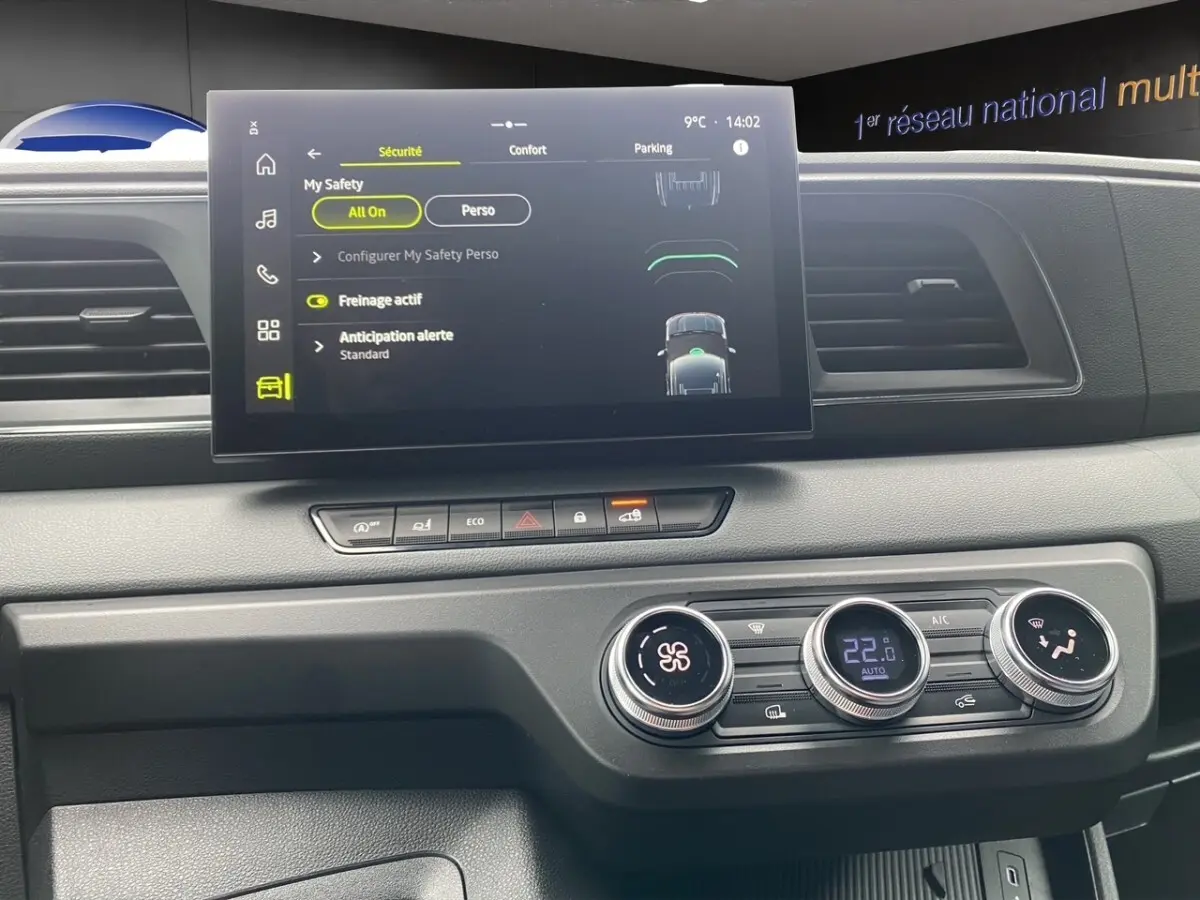 Tableau de bord du Renault Master 2026 avec écran tactile central et commandes de climatisation numériques.