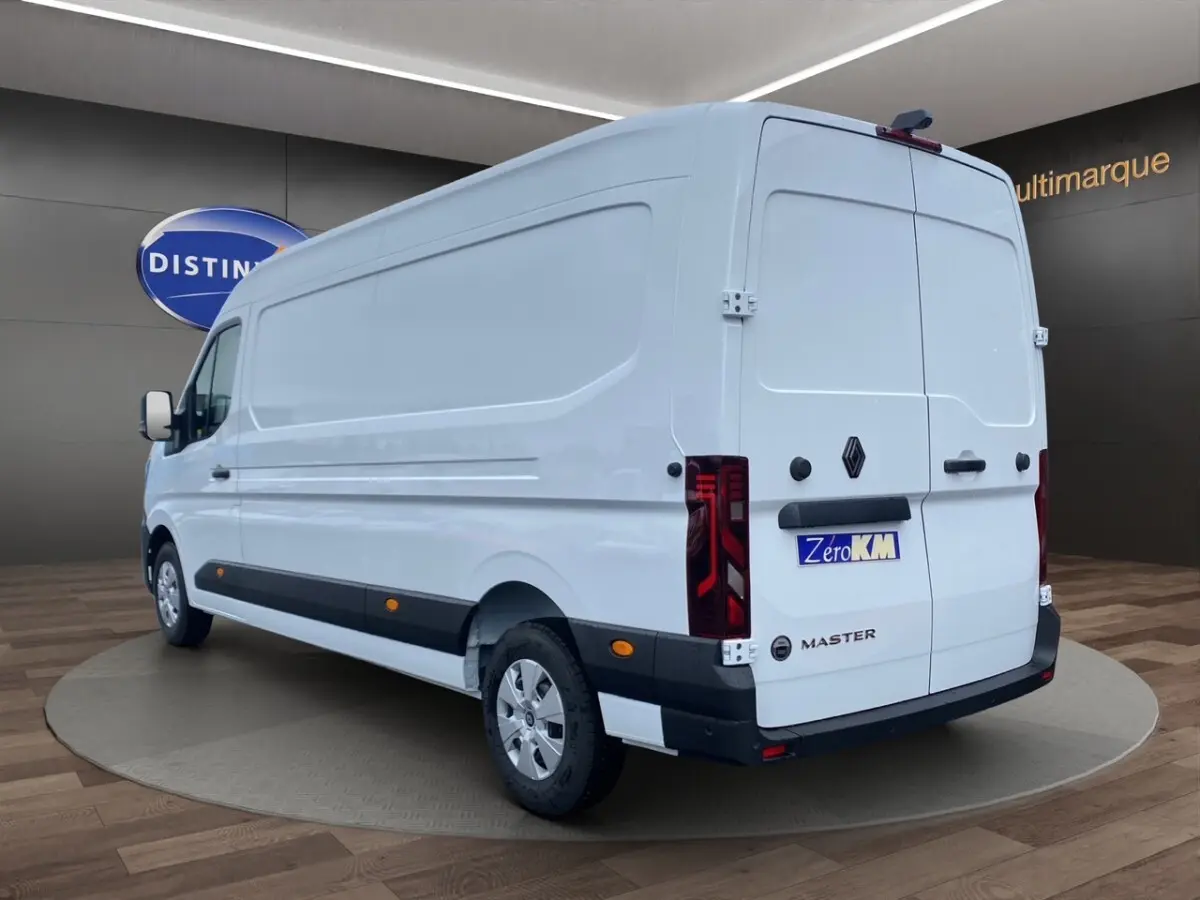 Vue 3/4 arrière droite du Renault Master blanc, fourgon utilitaire avec feux arrière LED et logo distinctif.