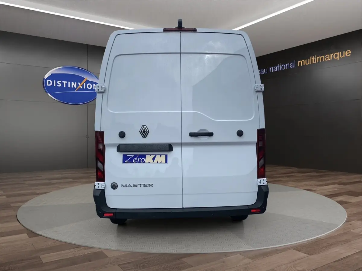 Vue arrière d’un utilitaire Renault Master blanc avec portes battantes fermées et logo visible.