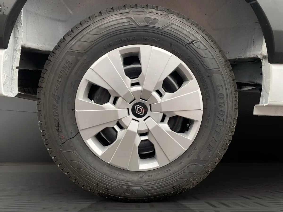 Gros plan sur la roue avant droite du Renault Master blanc, avec jante argentée et pneu Goodyear.