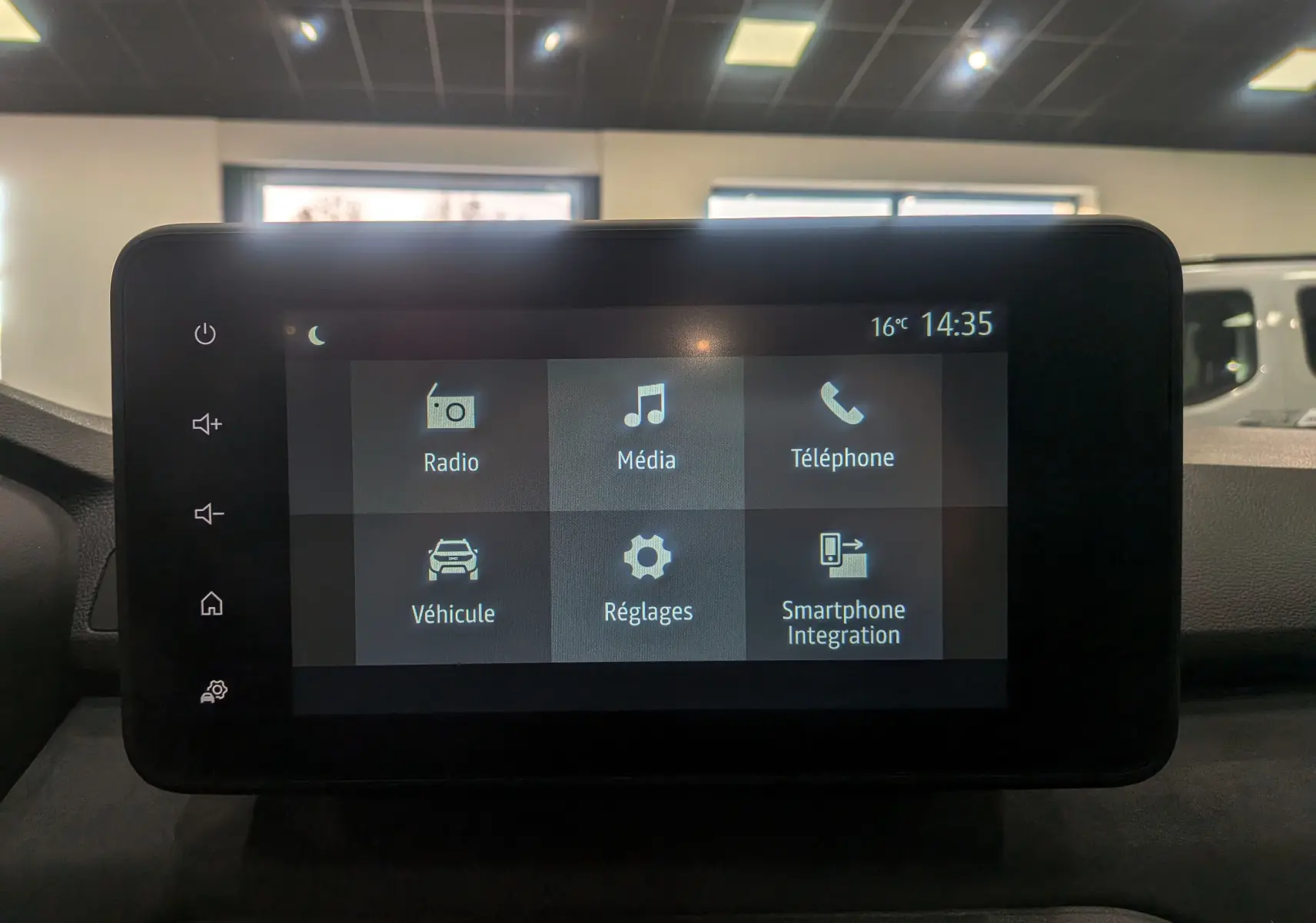 Écran tactile central du tableau de bord de la Dacia Sandero Stepway 2025 affichant les options radio, média et téléphone.