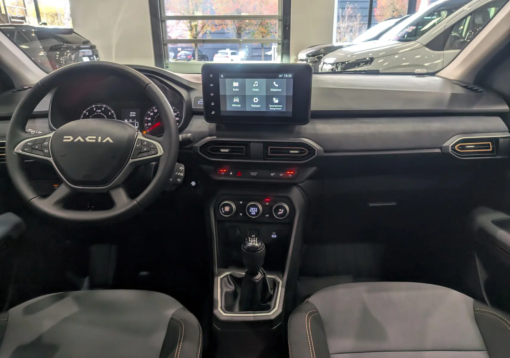 Tableau de bord intérieur de la Dacia Sandero Stepway TCe 110 gris schiste, vue frontale centrée sur le volant et l'écran tactile.