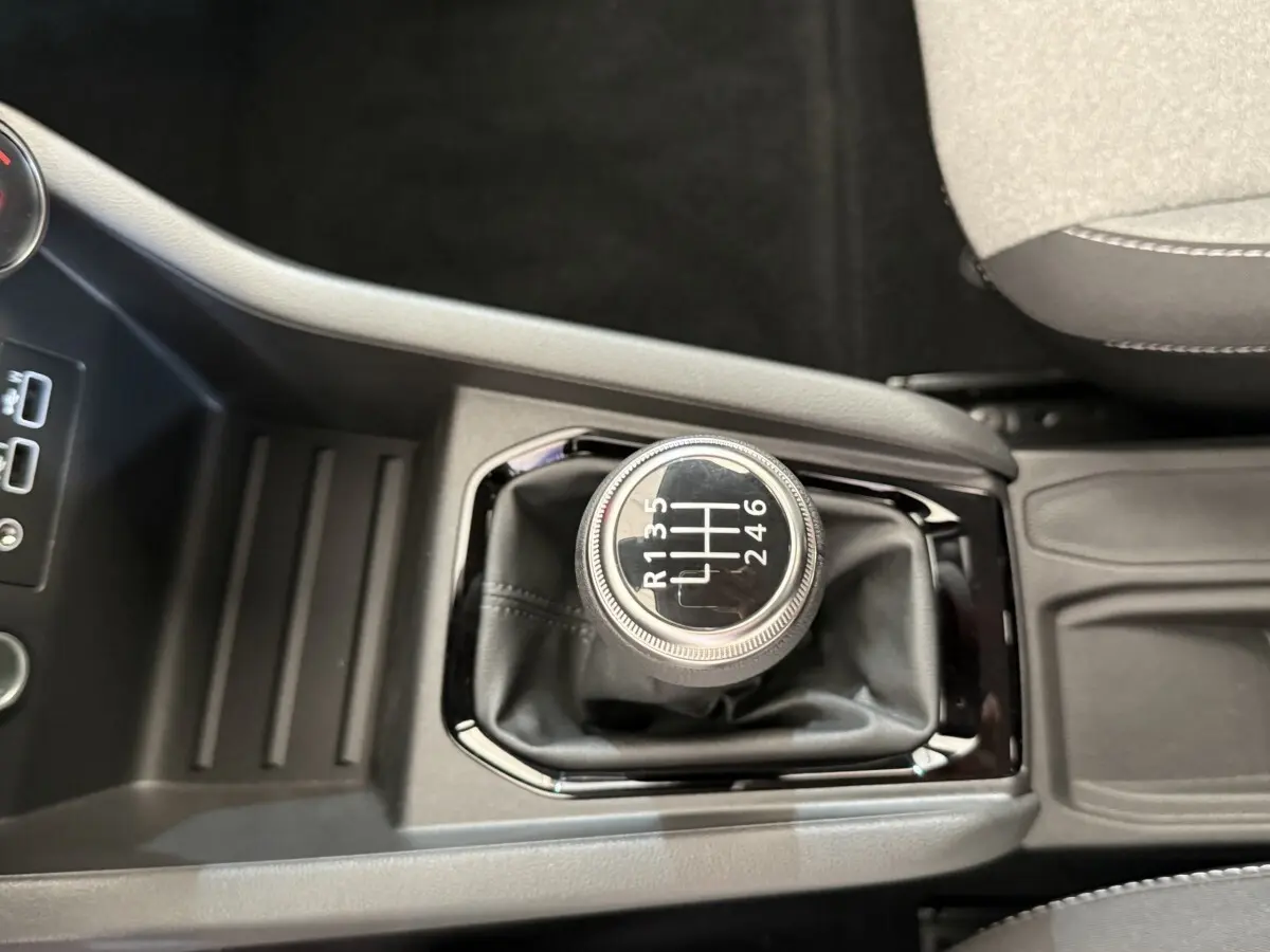 Le levier de vitesses manuel 6 rapports vu de dessus dans l'habitacle de la Renault Clio noire 2025.