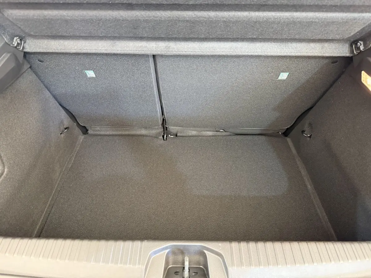 Coffre vide en vue plongeante de la Renault Clio Evolution Blue dCi 100 noir, montrant la banquette arrière rabattue.