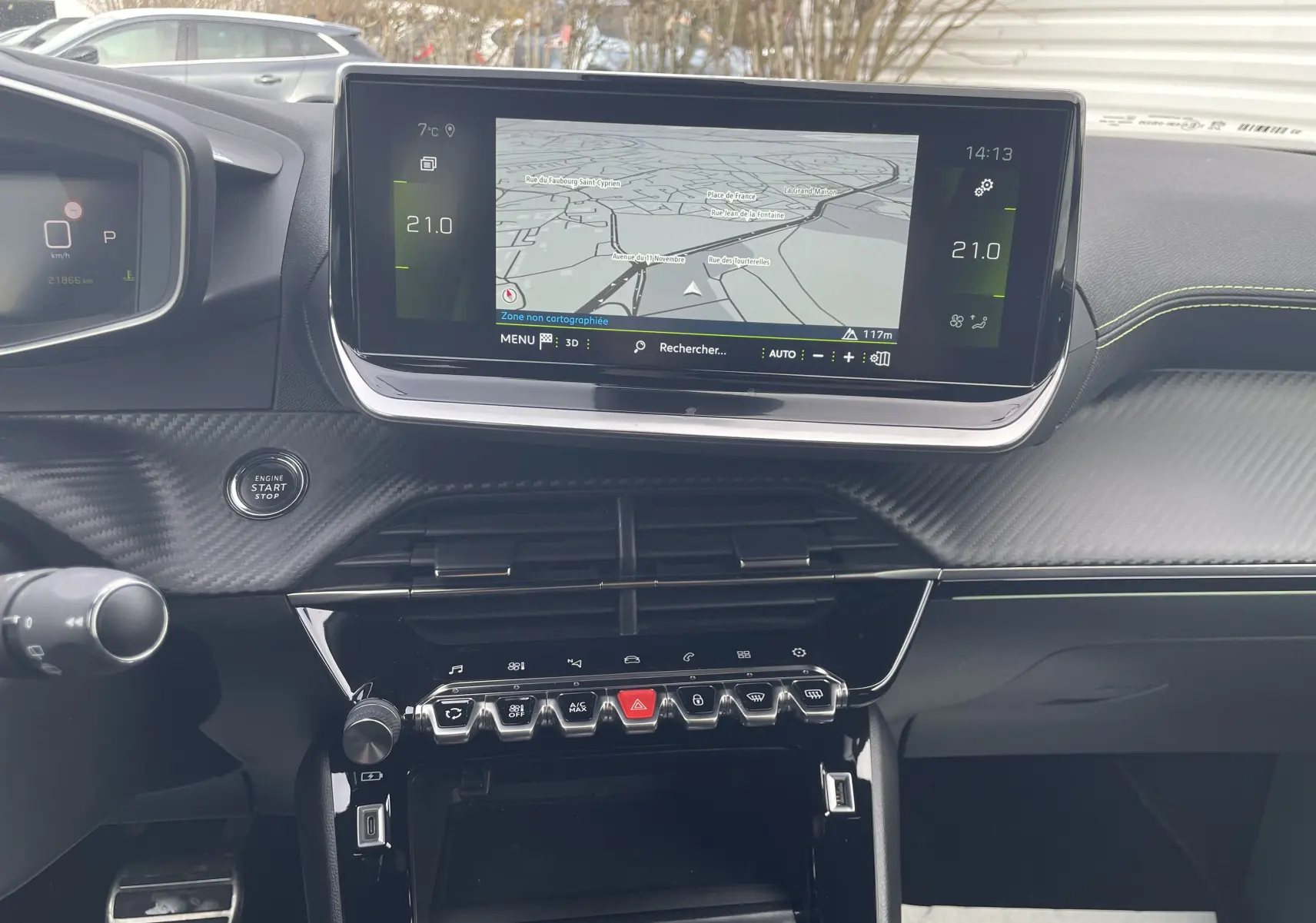 Vue intérieure du tableau de bord du Peugeot 2008 gris Artense, avec écran tactile central affichant la navigation et commandes tactiles en dessous.
