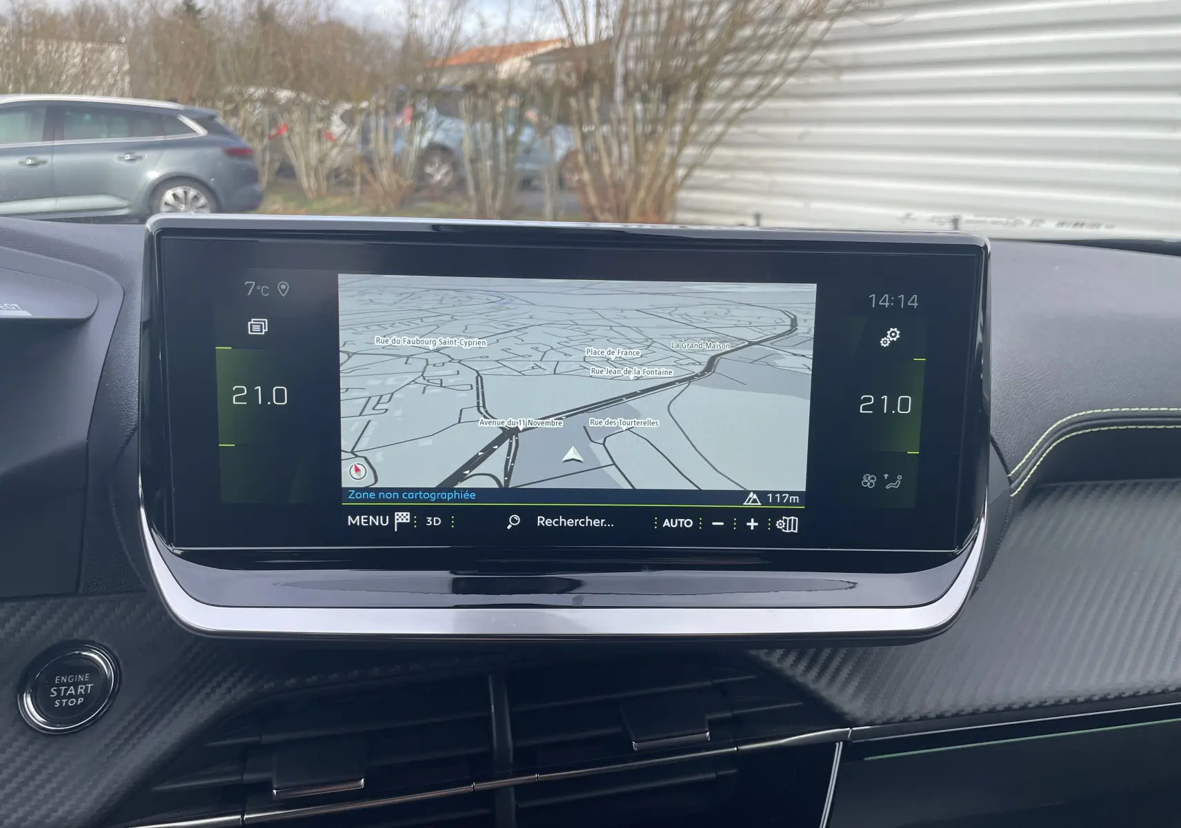 Vue rapprochée de l'écran tactile central du tableau de bord du Peugeot 2008 gris Artense, affichant la navigation GPS.