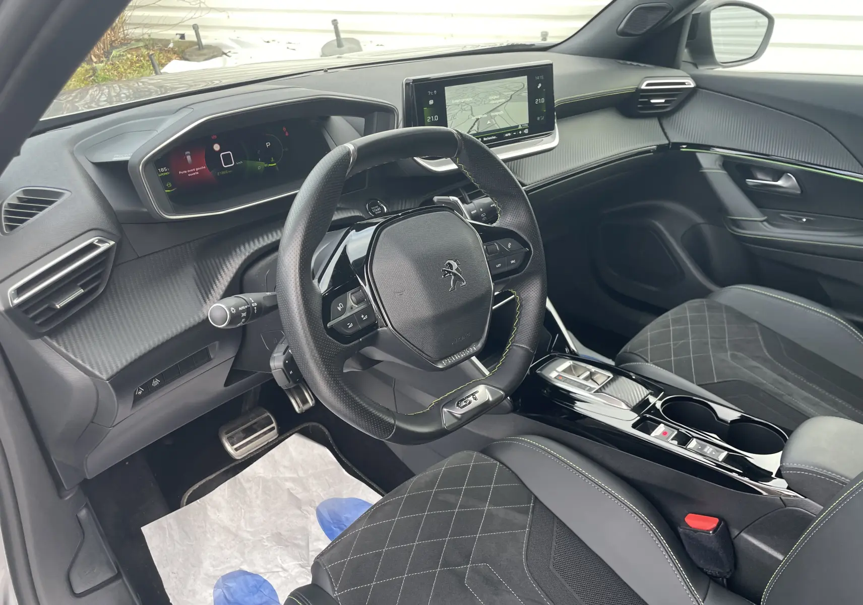 Intérieur de Peugeot 2008 GT 2022 en gris, vue côté conducteur montrant volant compact, écran tactile et sièges en tissu noir.