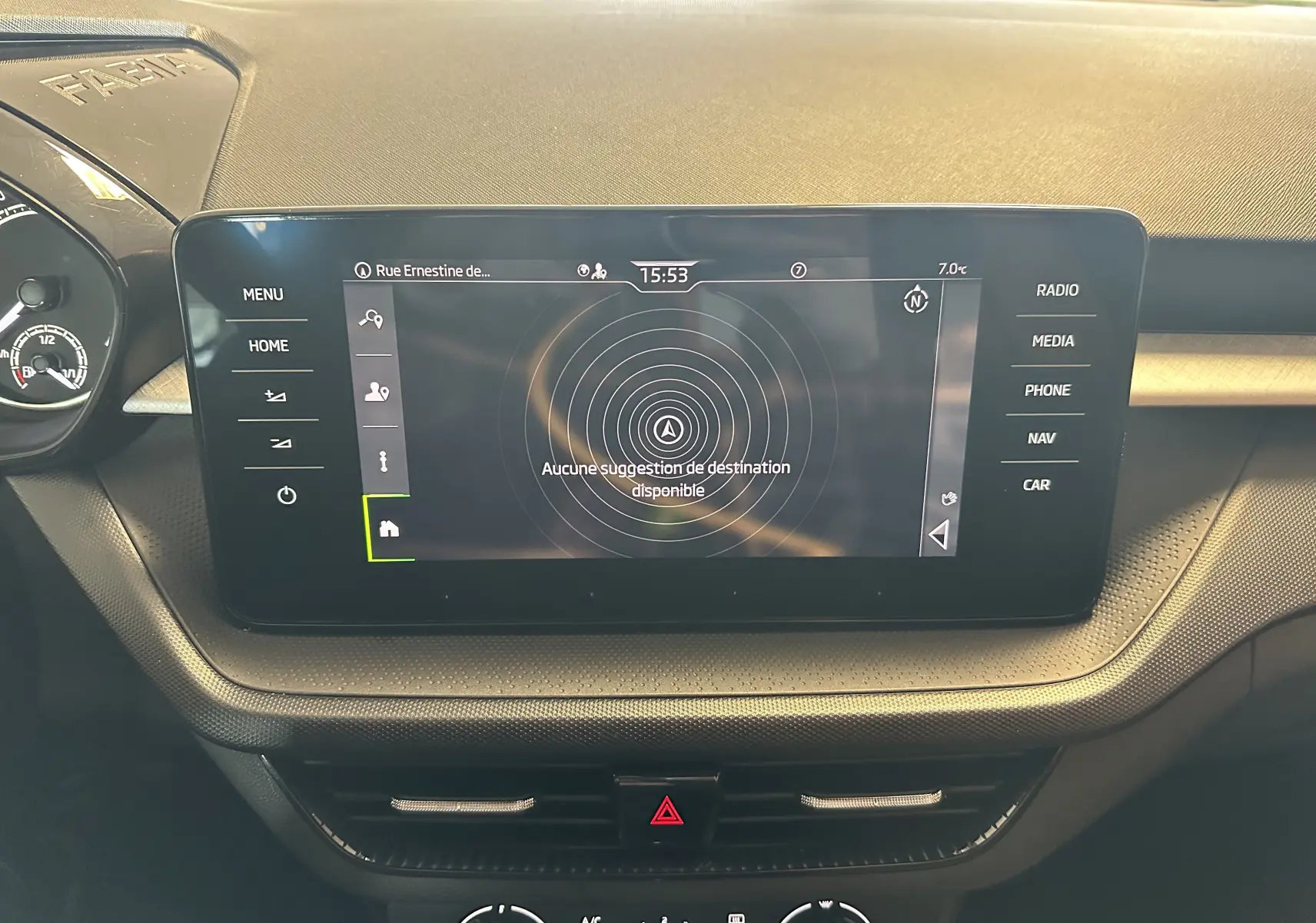 Écran tactile central du tableau de bord de la Skoda Fabia 2023 Ambition, avec commandes multimédia et navigation visibles.