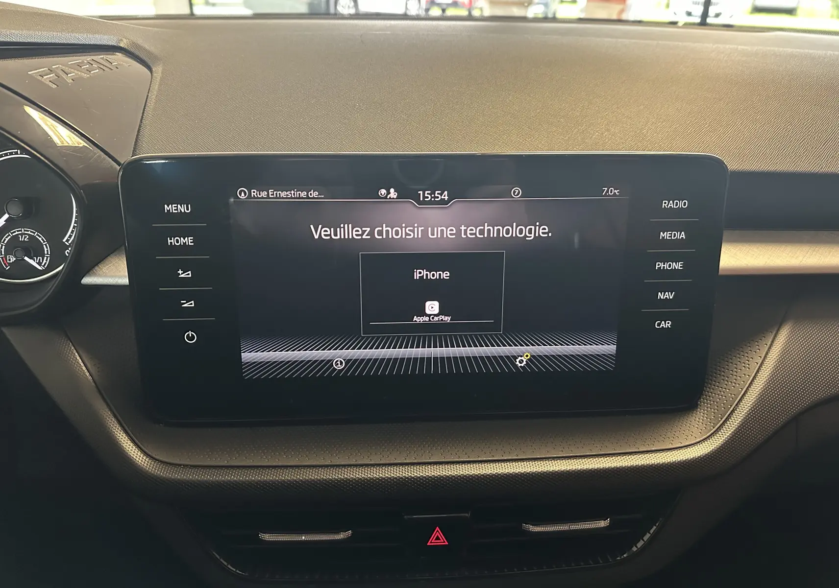 Écran tactile central du tableau de bord de la Skoda Fabia Ambition 2023, affichant la connexion Apple CarPlay.