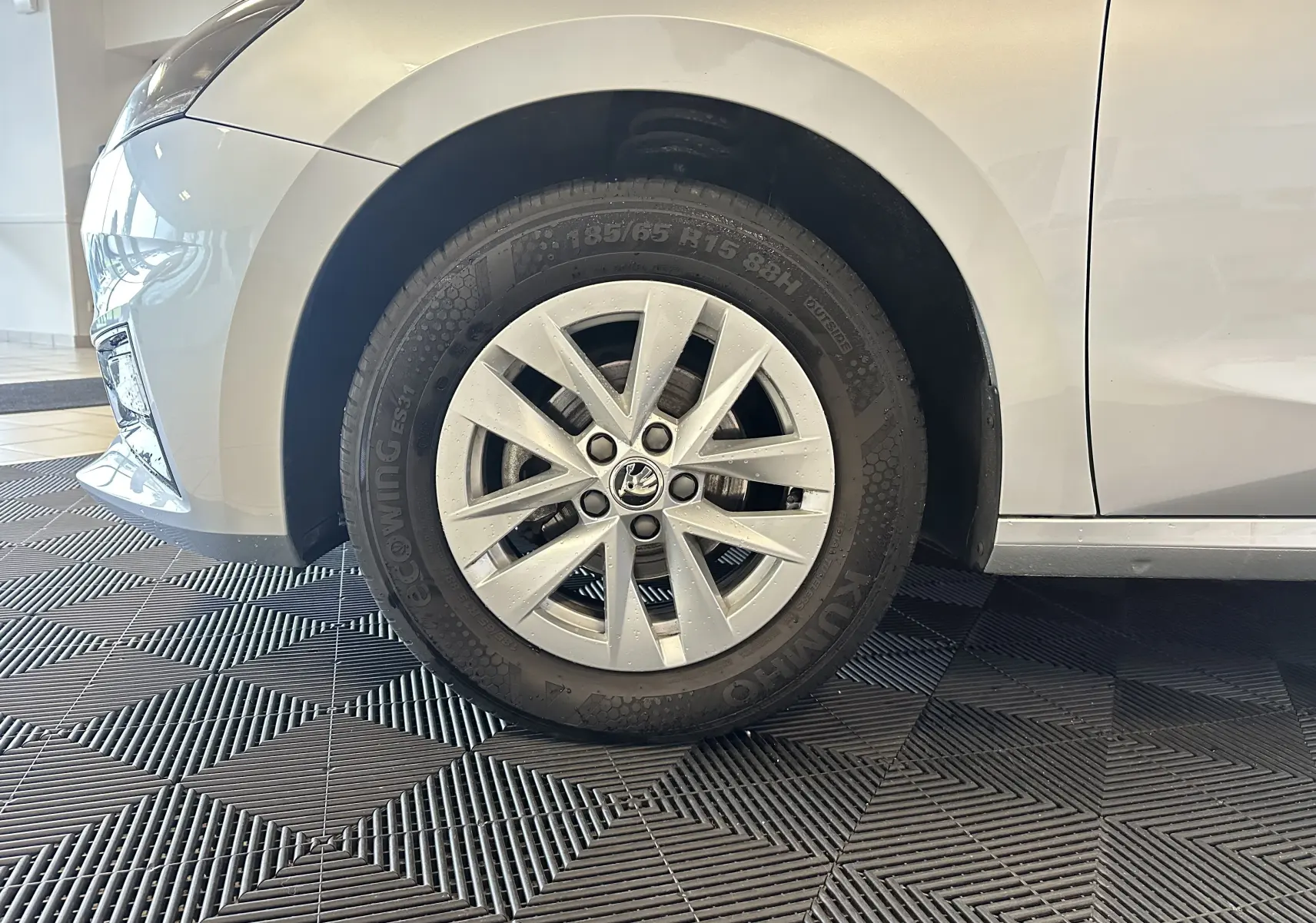 Gros plan sur la roue avant gauche d'une Skoda Fabia Ambition 2023 gris argent avec jante alliage et pneu Kumho.