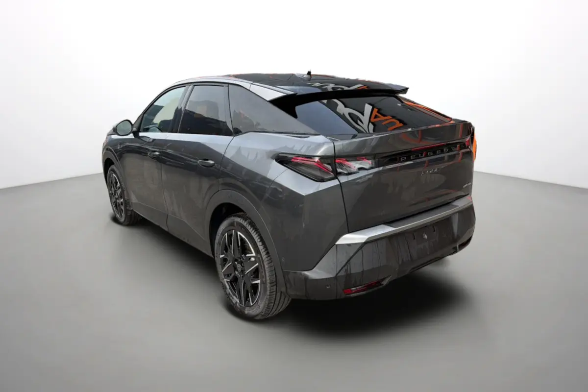 Peugeot 3008 Hybrid gris titane avec toit noir, vue 3/4 arrière droit, jantes alu noires et feux LED distinctifs.