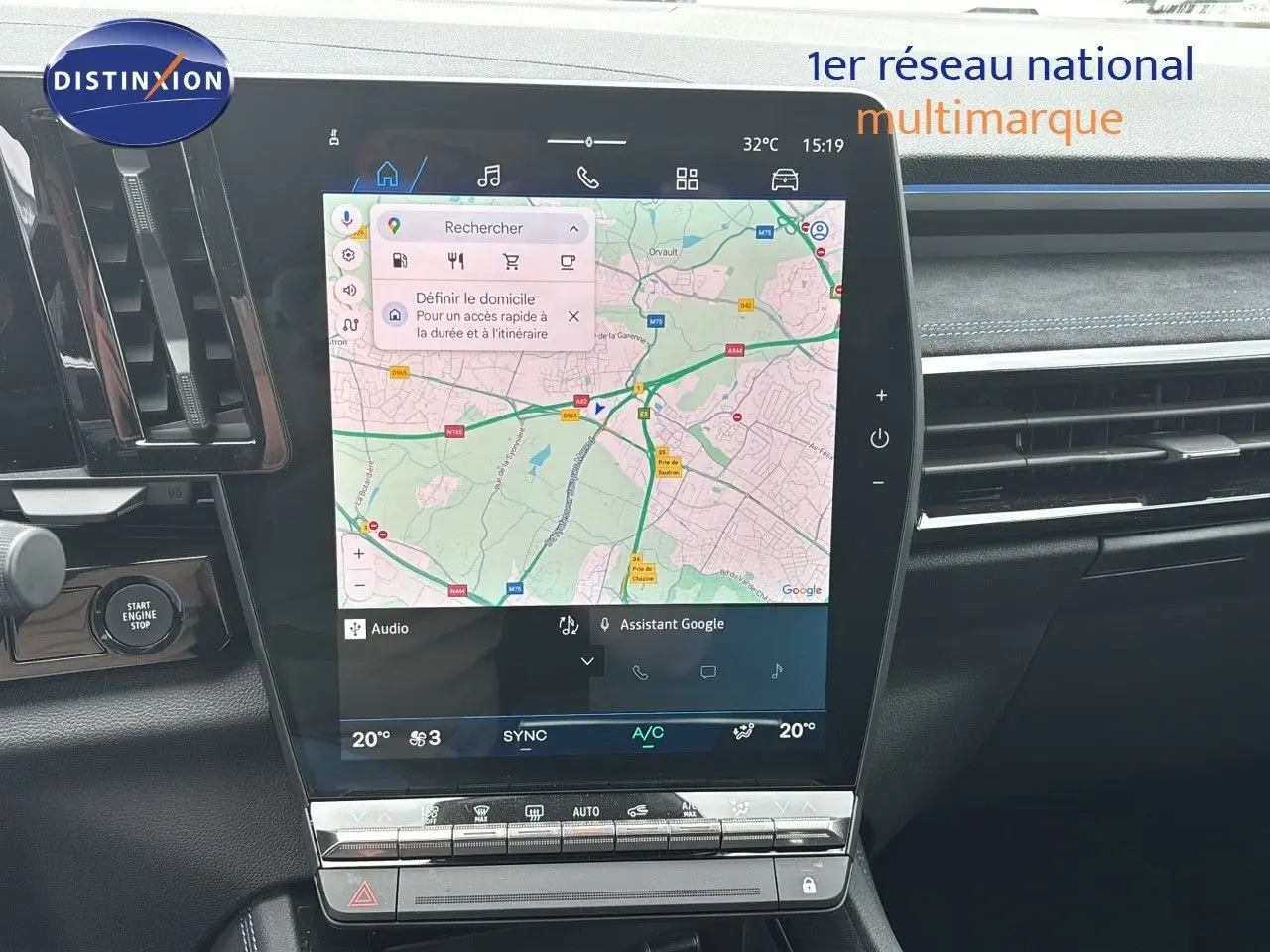 Tableau de bord du Renault Austral 2024 avec écran tactile central affichant une carte, finition intérieure noire.