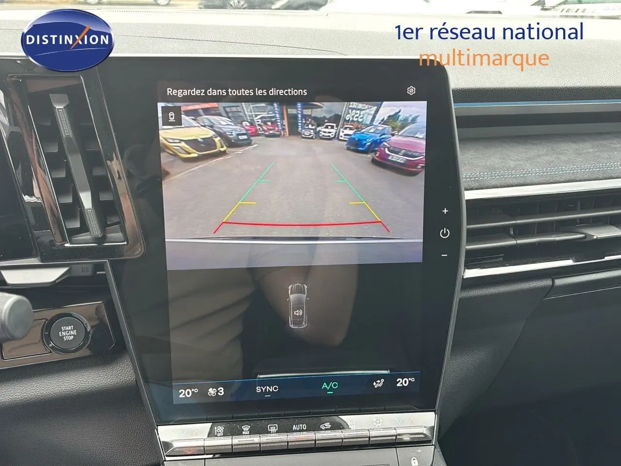 Écran central du Renault Austral 2024 montrant la caméra de recul avec tableau de bord et commandes visibles.