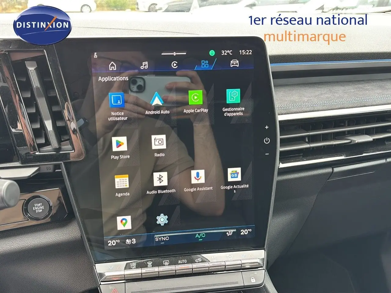 Vue intérieure centrée sur l'écran tactile du tableau de bord du Renault Austral gris schiste satin mat 2024.