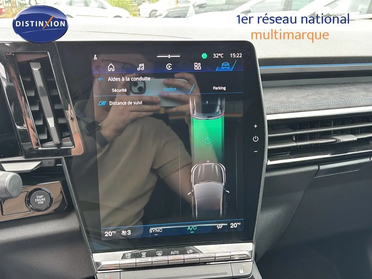 Écran tactile central du tableau de bord du Renault Austral 2024, affichant les aides à la conduite.