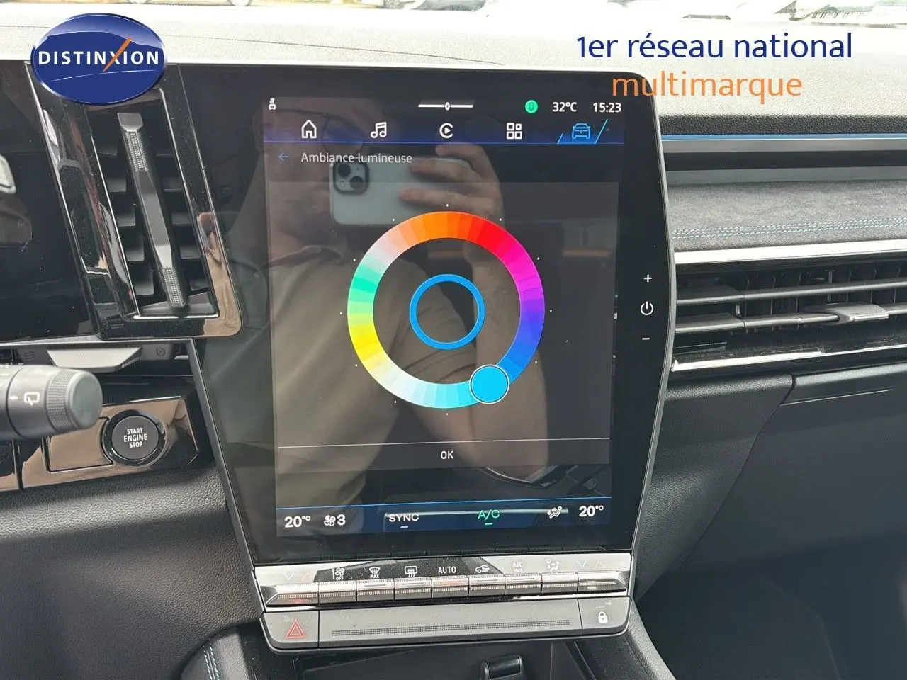 Vue rapprochée de l’écran tactile central du tableau de bord du Renault Austral 2024 en gris schiste satin mat.