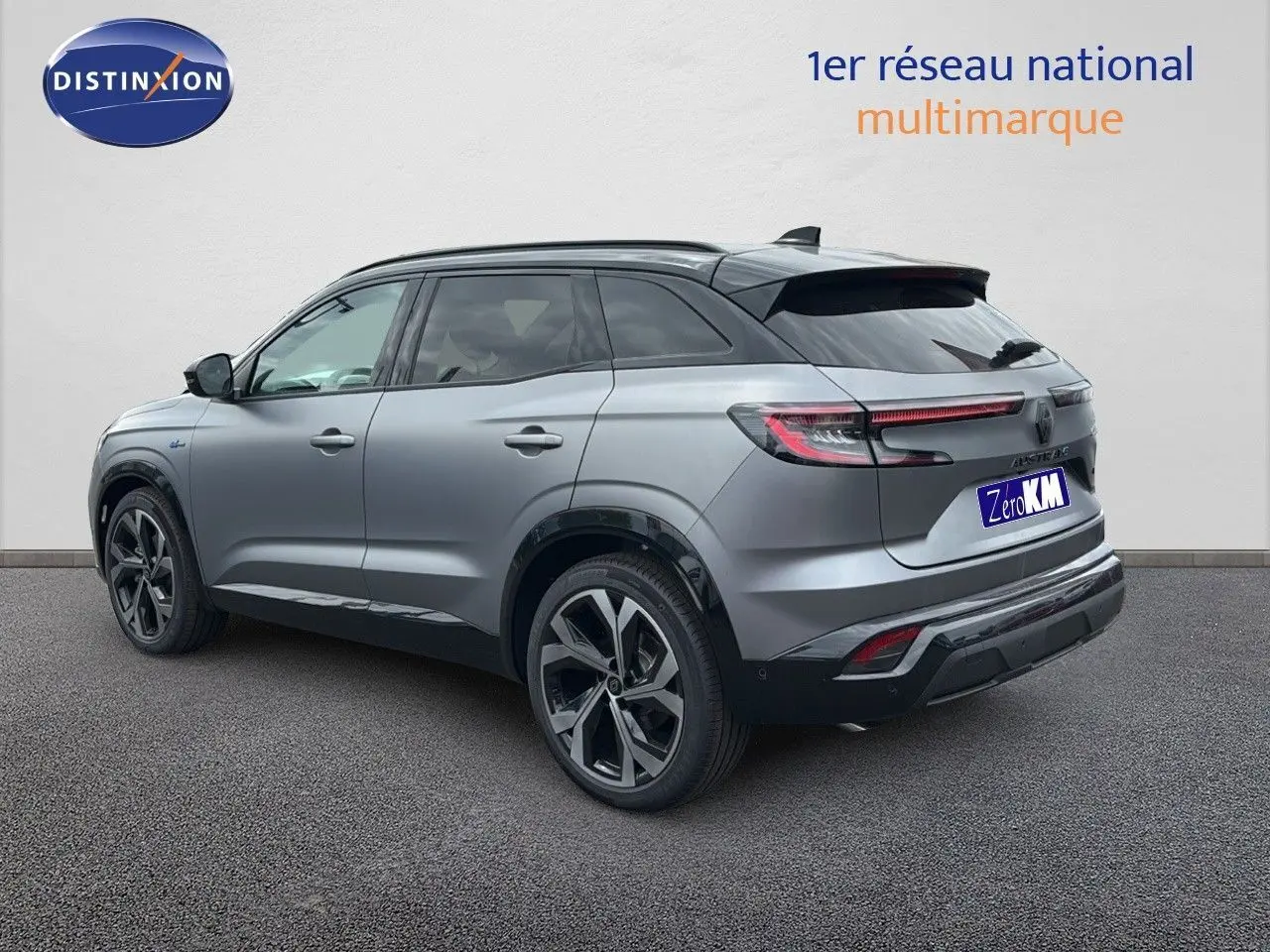 Renault Austral 1.2 E-Tech 200 Techno Esprit Alpine gris schiste mat, vue 3/4 arrière droit avec jantes noires distinctives.