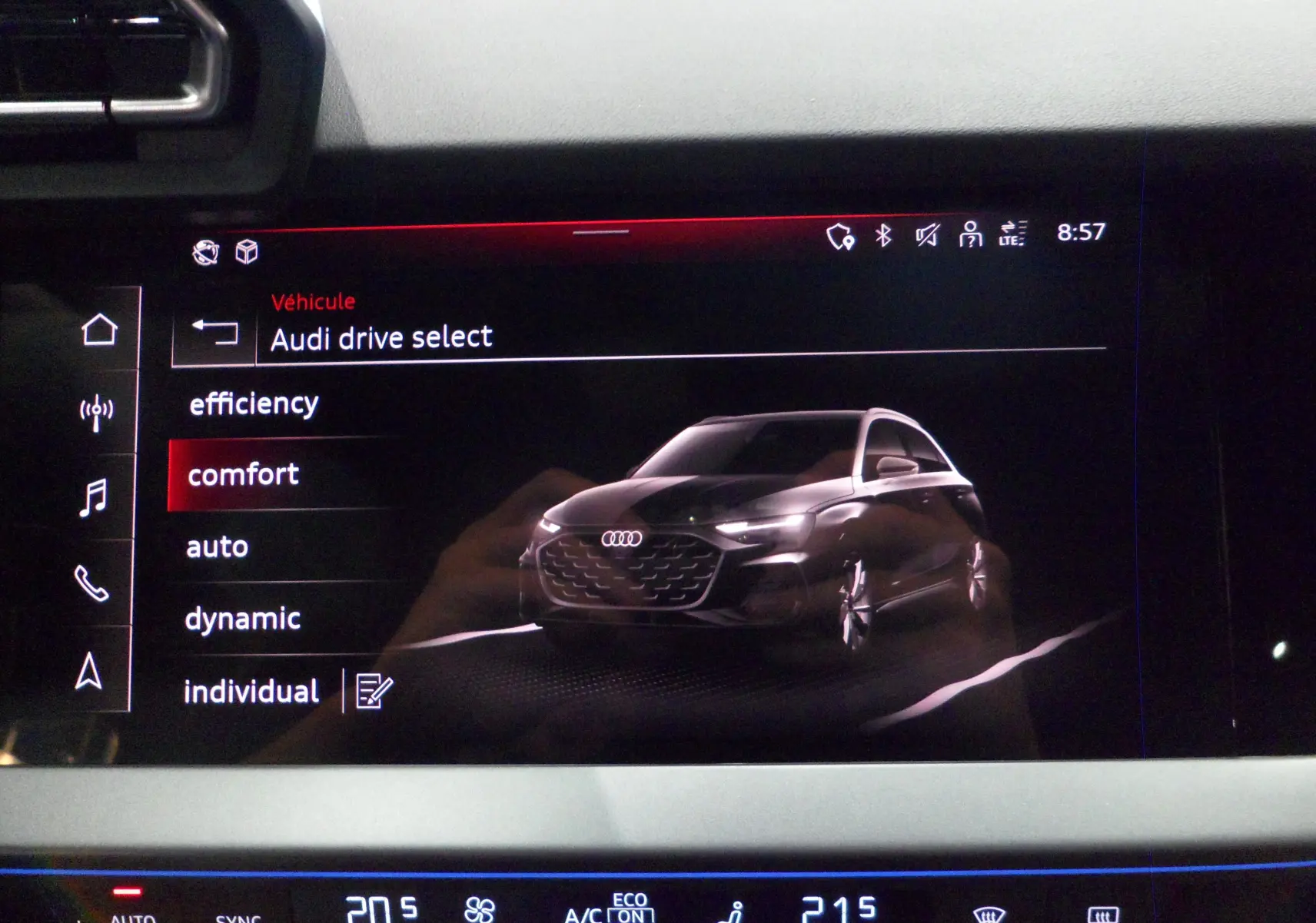 Écran tactile intérieur montrant la sélection Audi Drive Select avec une illustration 3D d'une Audi A3 Sportback gris Daytona en vue 3/4 avant.
