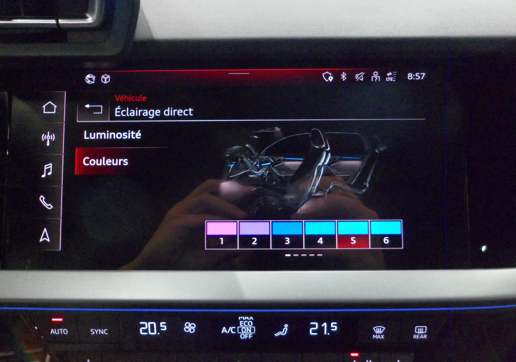 Écran tactile intérieur de l'Audi A3 Sportback 2025 montrant les réglages d'éclairage direct avec options de couleurs.