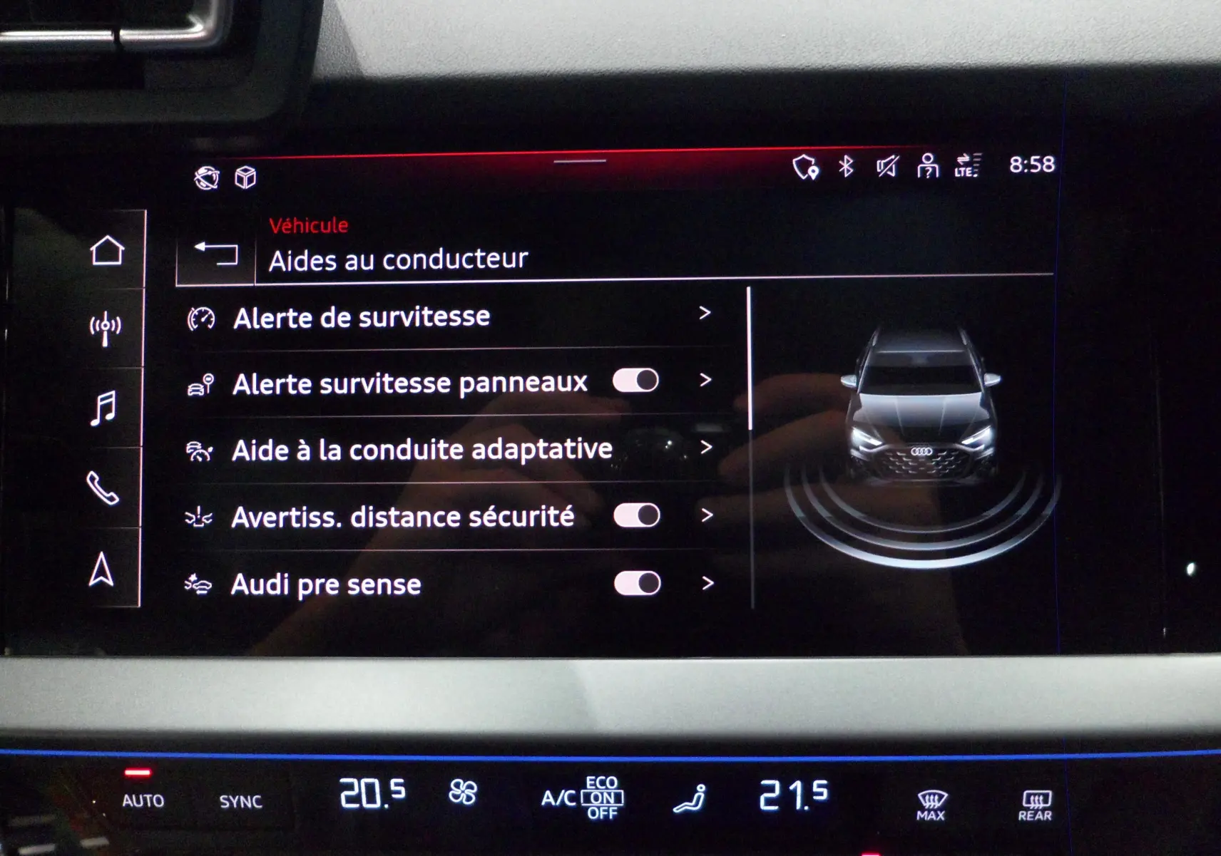 Écran tactile intérieur affichant les aides à la conduite de l'Audi A3 Sportback 35 TFSI gris Daytona, vue frontale virtuelle.