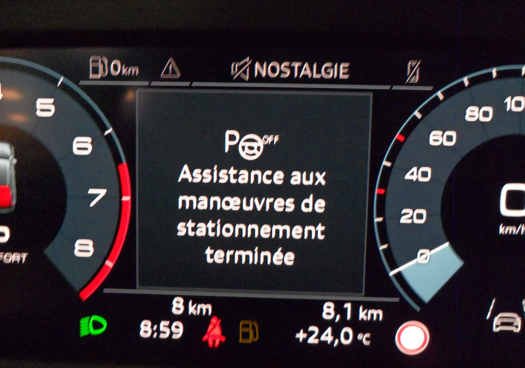 Tableau de bord numérique de l'Audi A3 Sportback 2025 affichant l'assistance au stationnement terminée et la vitesse à zéro km/h.