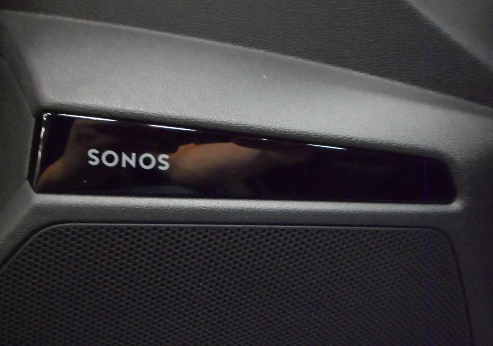 Détail du système audio Sonos intégré dans l'habitacle noir de l'Audi A3 Sportback 35 TFSI S-Line 2025.