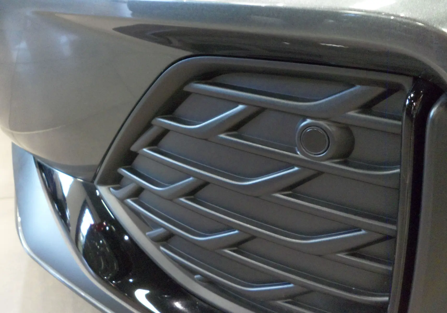 Gros plan sur la calandre noire et le pare-chocs avant du gris Daytona Audi A3 Sportback 35 TFSI 2025 S-Line