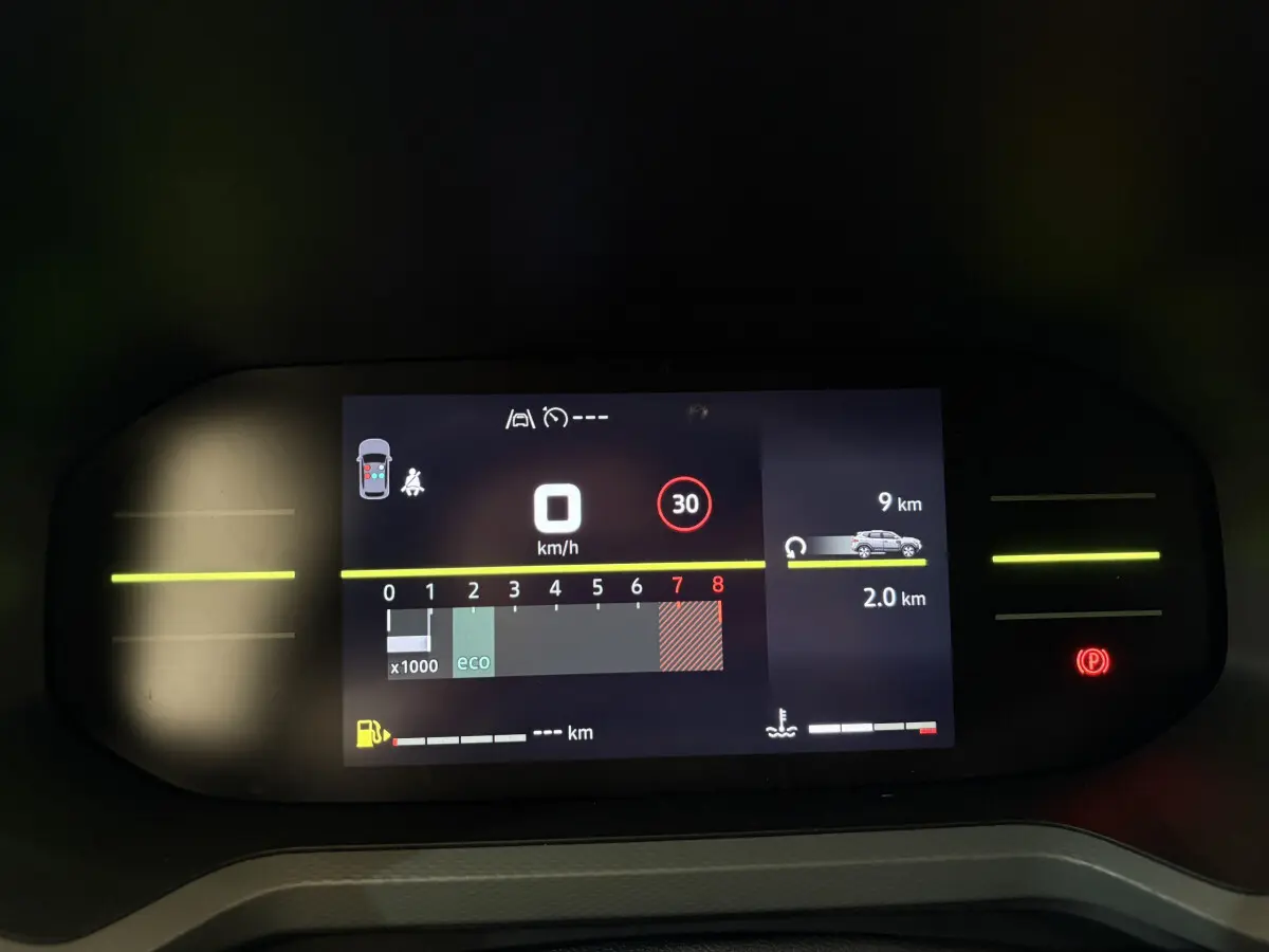 Affichage numérique du combiné d'instruments du Dacia Duster noir 2025, montrant vitesse, régime et alertes.