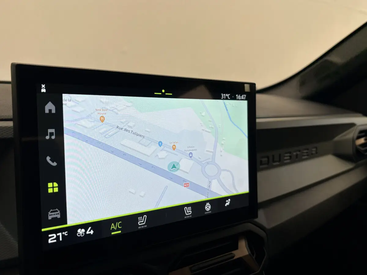 Écran tactile central affichant la navigation dans l'habitacle du Dacia Duster noir, version 2025 Extreme Mild Hybrid.