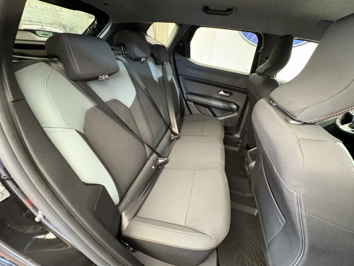 Vue intérieure côté gauche des sièges arrière gris clair et noir du Dacia Duster 2025 hybride mild hybrid.