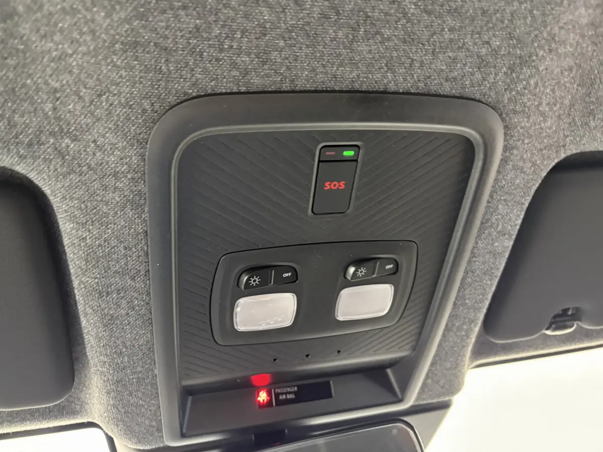 Vue en gros plan du plafonnier avec bouton SOS et éclairages intérieurs du Dacia Duster noir 2025.