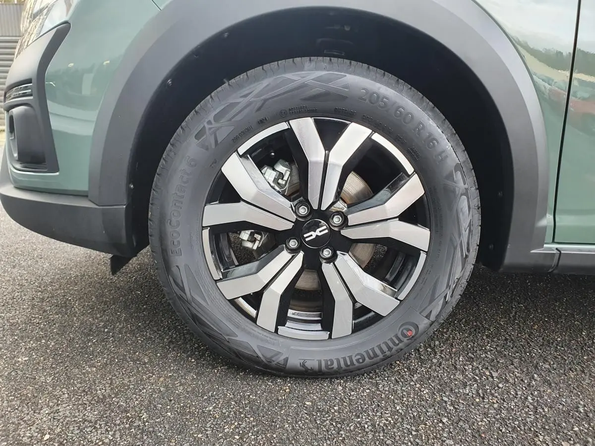 Gros plan sur la roue avant droite du Dacia Jogger 2024 en Licken Kaki avec jante alliage bicolore.