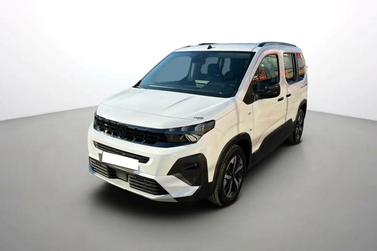 Peugeot Rifter Blanc Kaolin 2025 en 3/4 avant droit avec jantes alu noires et barres de toit visibles.