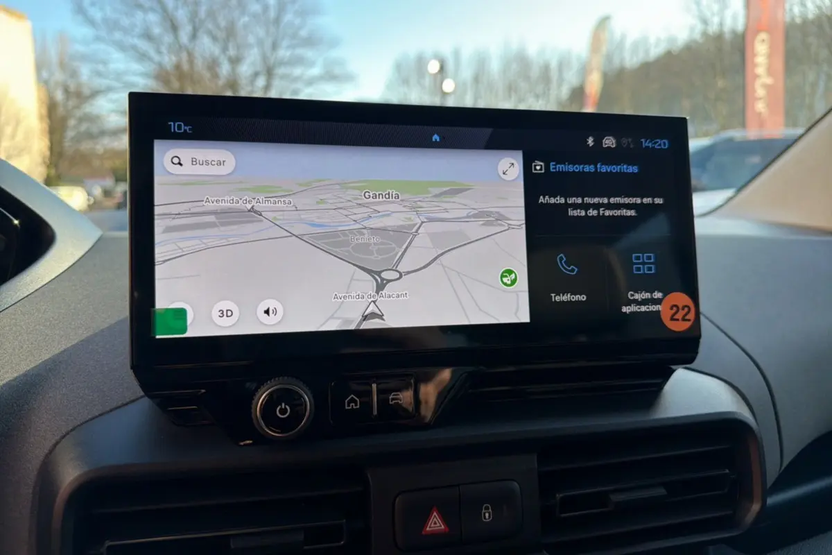 Écran tactile central du tableau de bord du Peugeot Rifter 2025, affichant la navigation GPS en plein jour.