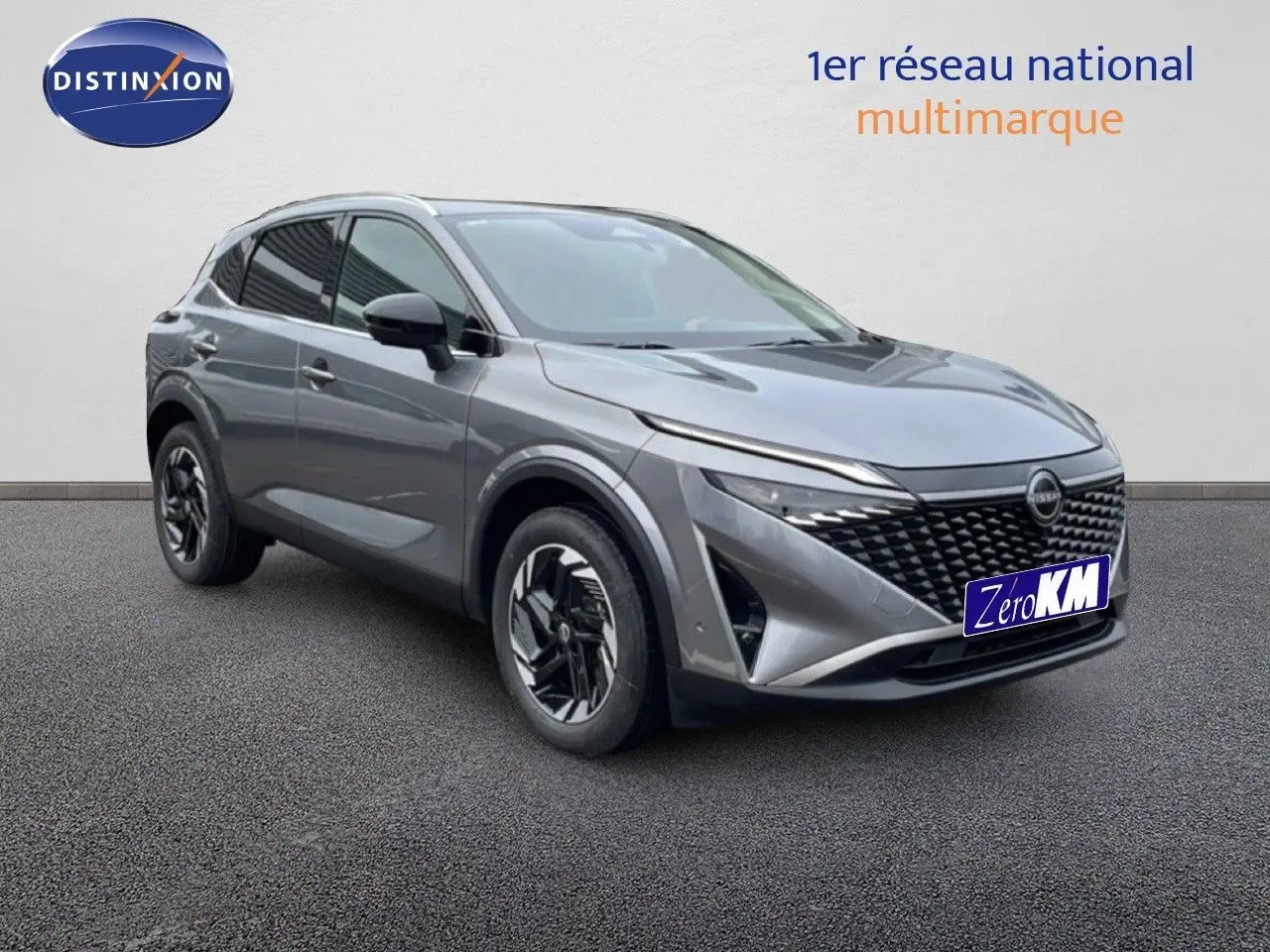 Nissan Qashqai 1.5 E-POWER gris squale metal en 3/4 avant droit, avec calandre noire et jantes stylisées.