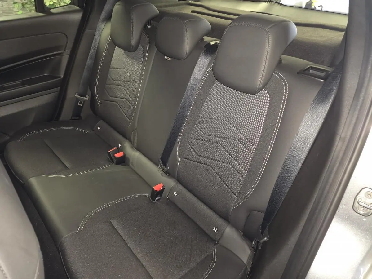Vue intérieure côté droit de la banquette arrière noire du Jeep Avenger 2025 avec sellerie mixte tissu et TEP.