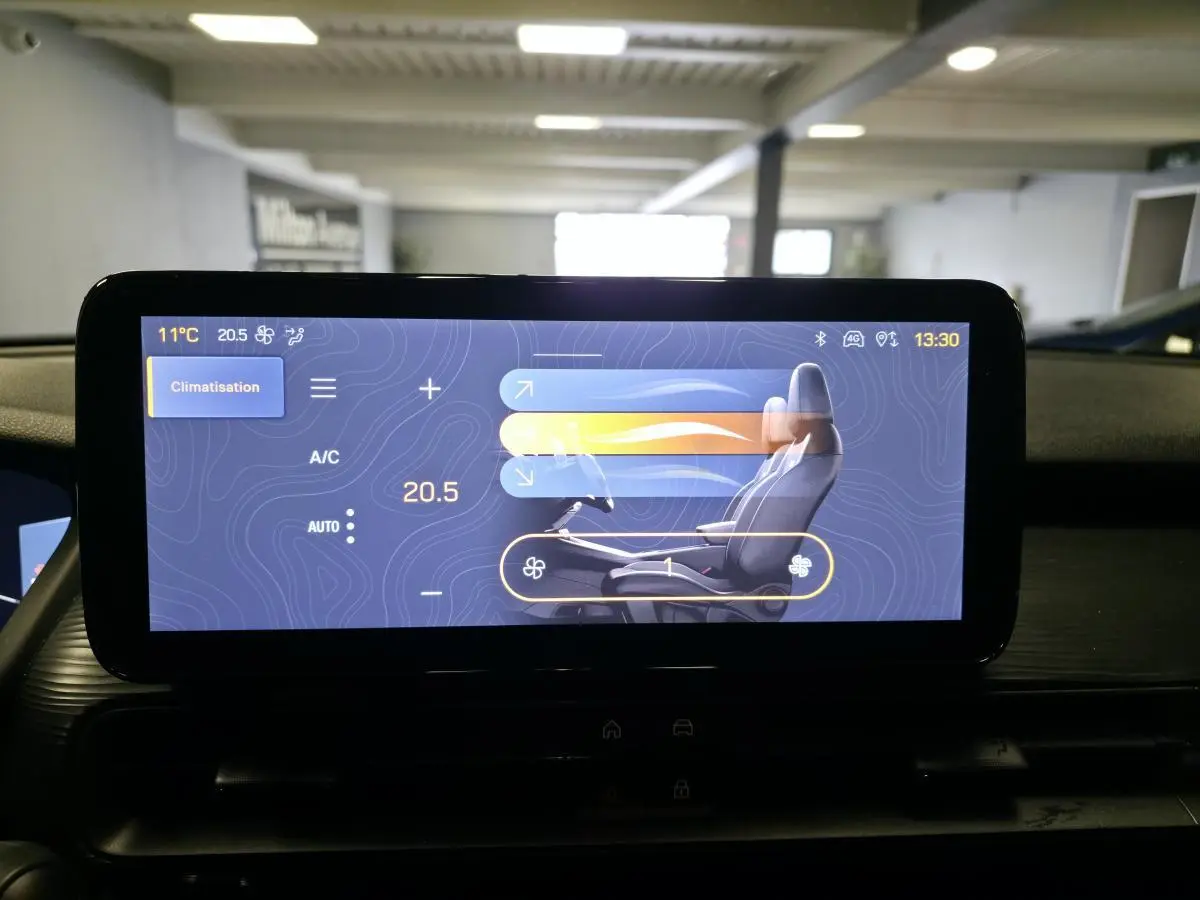 Écran tactile du système de climatisation du Jeep Avenger 2025 affichant la température à 20,5°C en intérieur.