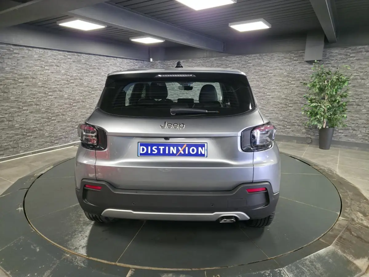 Vue arrière du Jeep Avenger gris métallisé 2025 avec feux arrière LED et hayon électrique mains-libres.