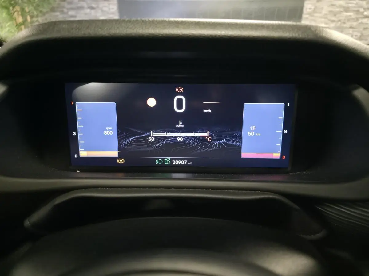 Combiné d'instrumentation numérique du Jeep Avenger 2025 affichant vitesse, compte-tours et autonomie, vue frontale.