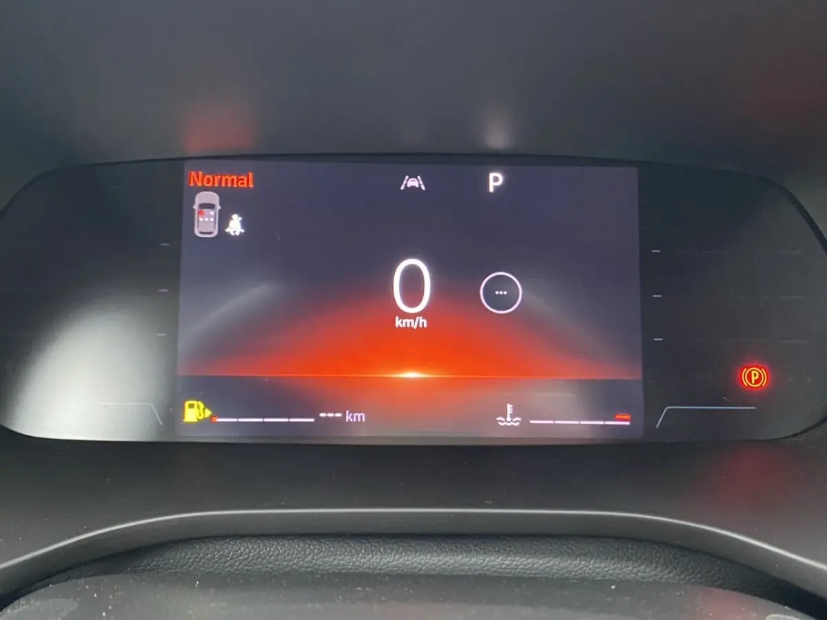 Affichage numérique du combiné d'instruments Renault Arkana 2024, vue frontale, indiquant 0 km/h et mode Normal.