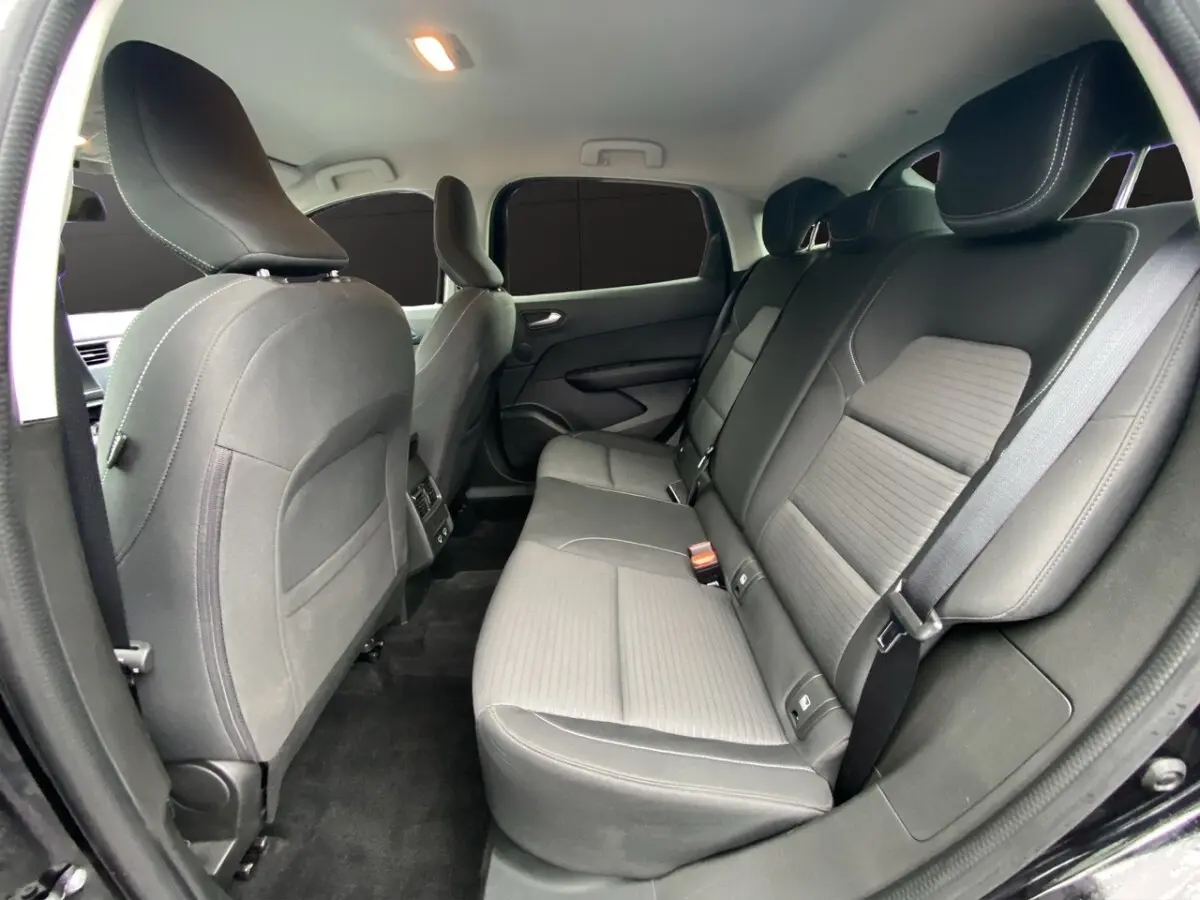 Vue intérieure arrière côté droit du Renault Arkana noir 2024, montrant la banquette 3 places en tissu gris avec appuie-têtes.