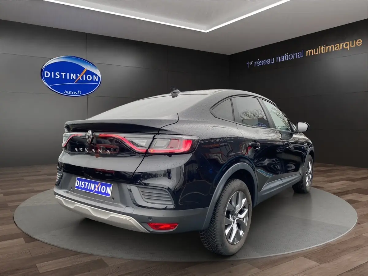 Renault Arkana noir vue 3/4 arrière droit, feux LED distinctifs et jantes alliage en showroom.