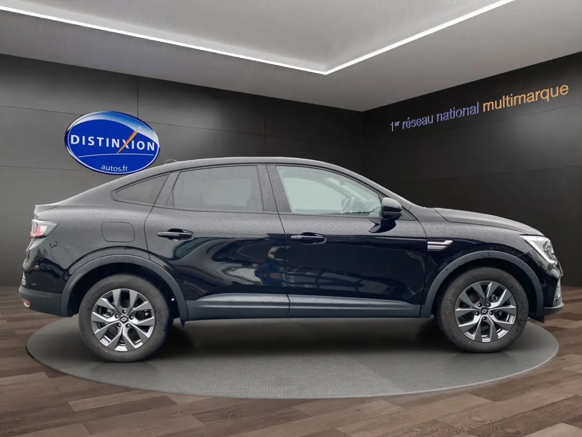 Profil côté gauche de la Renault Arkana noire 2024 en hybride essence, avec jantes alliage et silhouette coupé SUV.