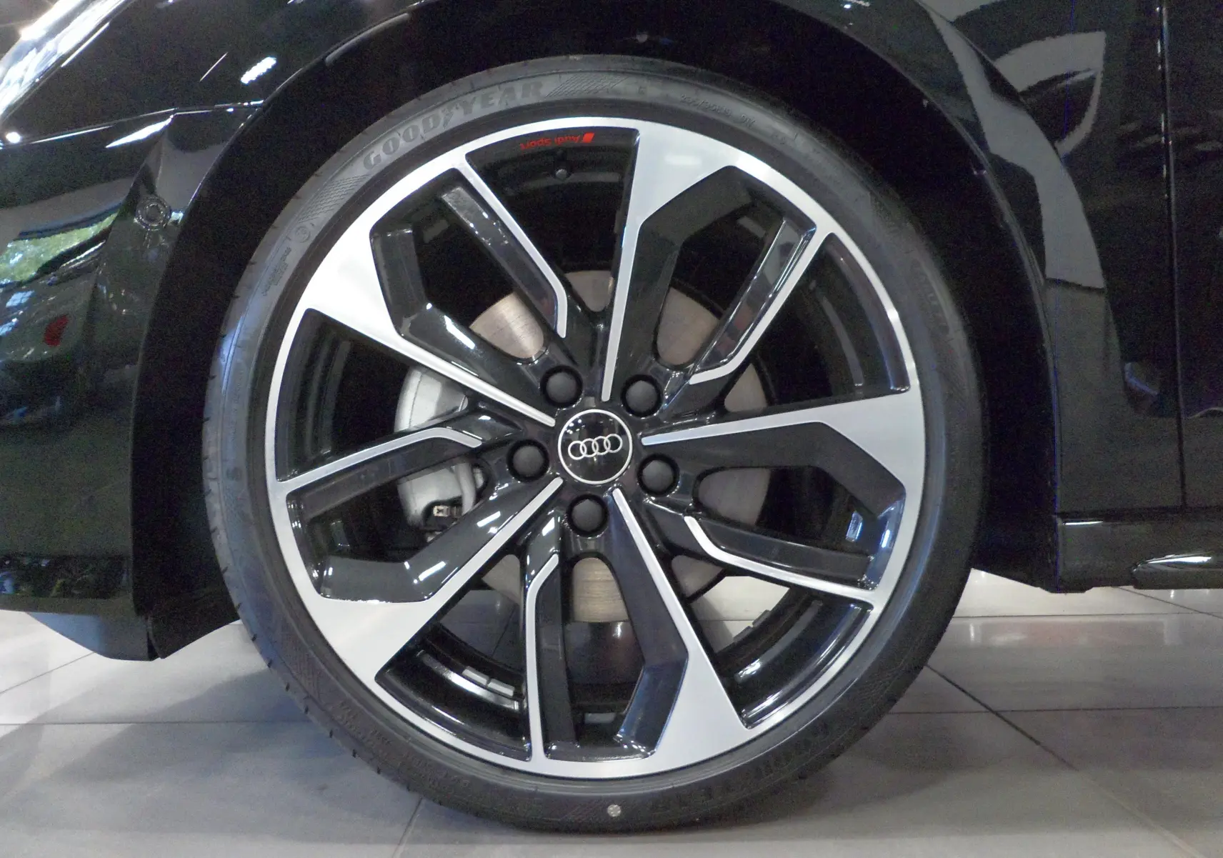 Gros plan sur la jante biton de l'Audi A3 Sportback 35 TFSI S-Line Noir Mythe, roue avant droite visible.