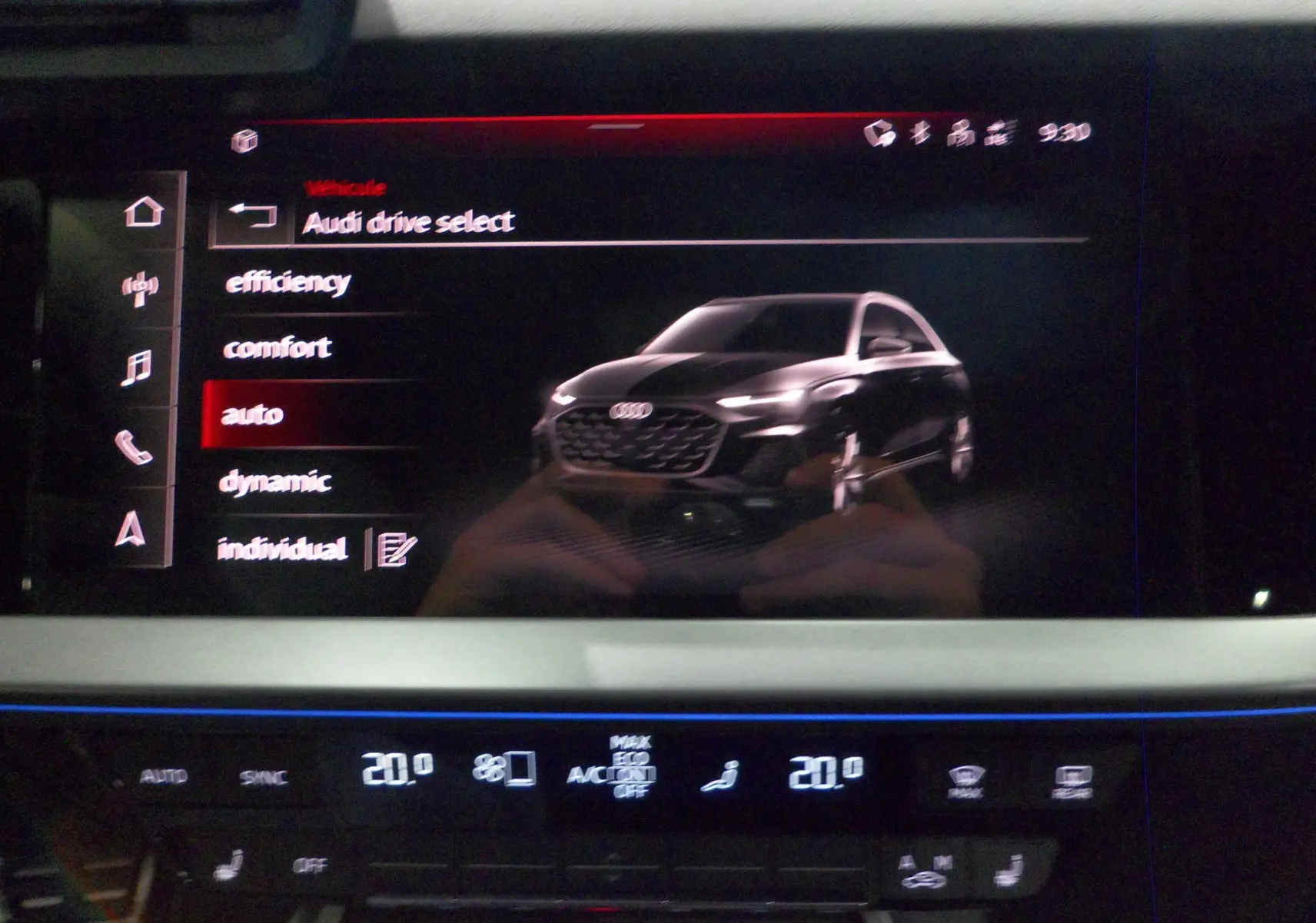 Écran multimédia montrant une Audi A3 Sportback noir mythe en 3/4 avant avec options de conduite Audi Drive Select.