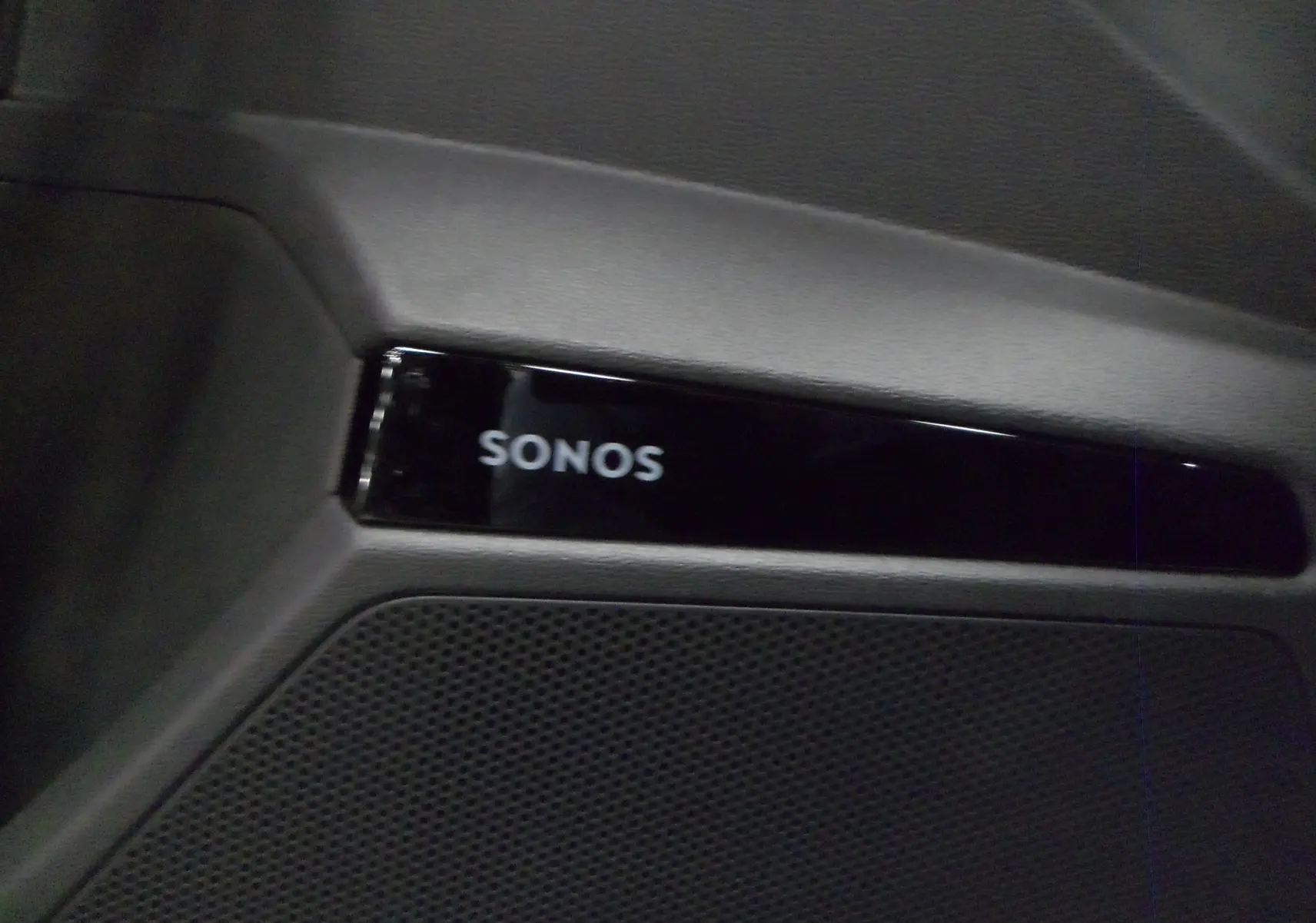 Gros plan sur l'enceinte SONOS intégrée dans la porte intérieure d'une Audi A3 Sportback 2025 Noir Mythe.