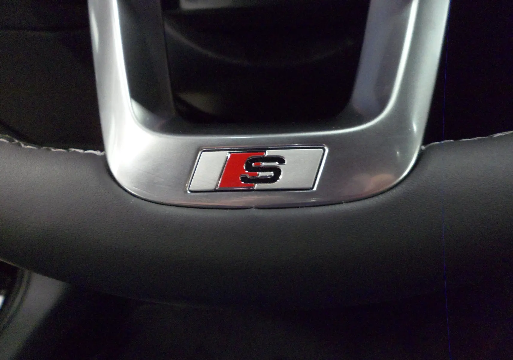 Gros plan sur le logo S sur le volant en cuir noir de l'Audi A3 Sportback 35 TFSI S-Line 2025